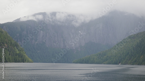 Fotos de las alpinas montañas de alaska con una ligera niebla que las hace misticas photo