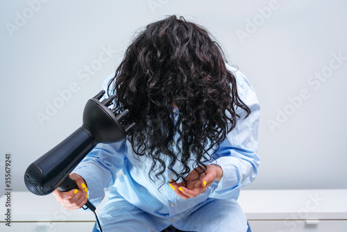 Canvastavla Woman makes herself curly hairstyle