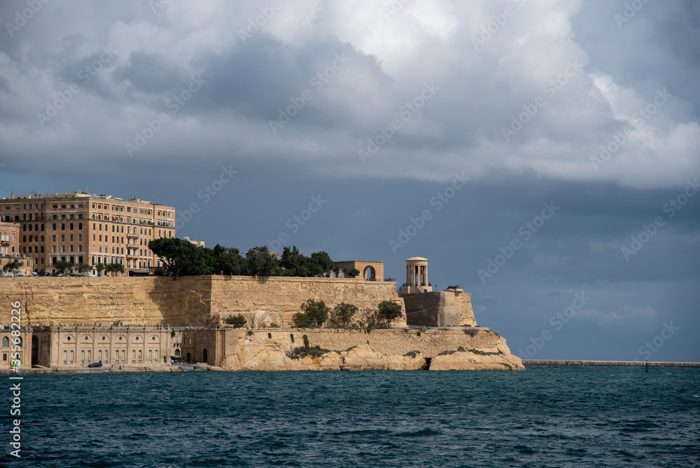 Valletta, Malta, en un dia de nubes y cielo oscuro. 