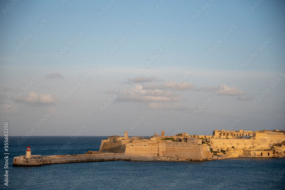 Faro de Kalkara, Malta, en un atardecer 