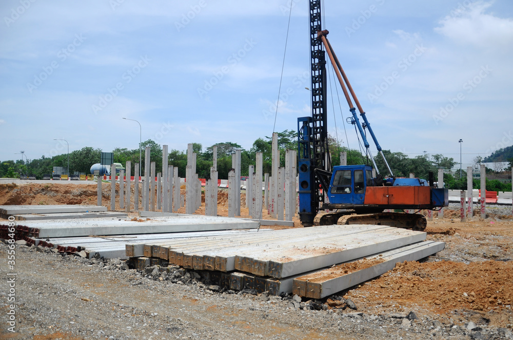 MELAKA, MALAYSIA -SEPTEMBER 18, 2016: Piling machine at the construction site. Handle manually by the workers. 
