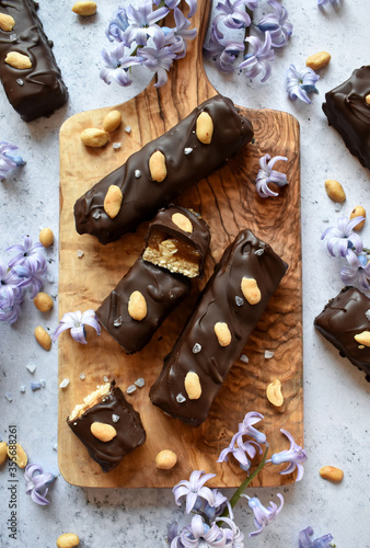 Schilderij op canvas vegan snickers bars