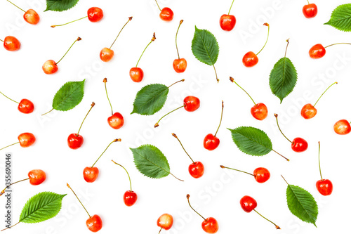 Kirschen und Blätter isoliert als Legebild