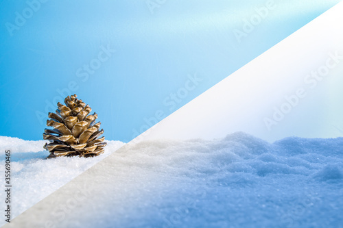 Winterlandschaft mit Kunstschnee als Weihnachtsmotiv