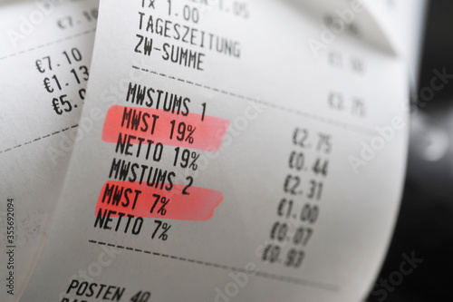 Mehrwertsteuer, Umsatzsteuer, Steuersatz, 16 Prozent, 5 Prozent, Netto, Brutto, Rechnung, Verbrauchsteuer, Finanzamt, Finanzen, Steuern, Abgaben, Symbol, Steuersenkung, Bon, 