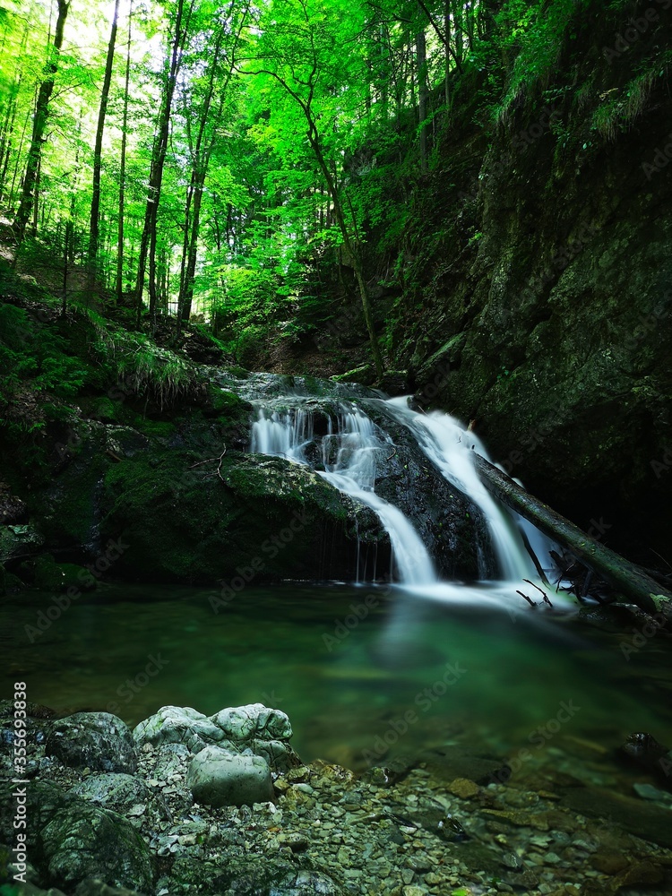 Obraz premium Kleiner Wasserfall