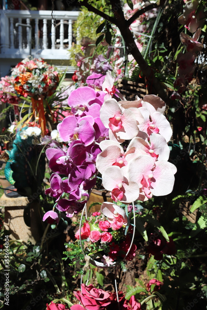 Fleurs synthétiques décoratives, Wat Phrathat Doi Suthep à Chiang Mai, Thaïlande Fleurs synthétiques décoratives, Wat Phrathat Doi Suthep à Chiang Mai, Thaïlande