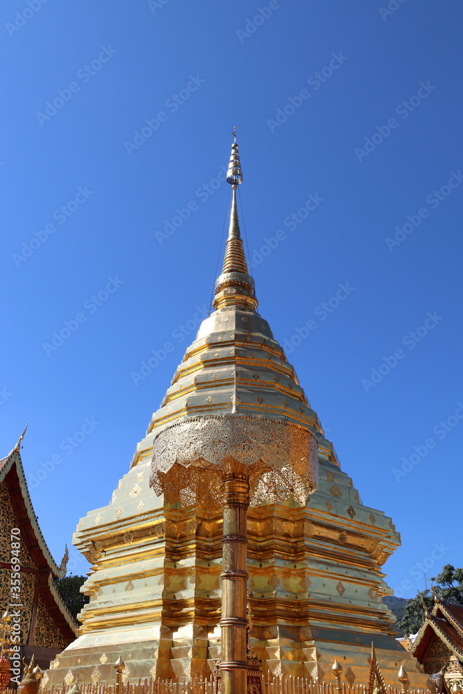Fototapeta premium Stupa en or, Wat Phrathat Doi Suthep à Chiang Mai, Thaïlande