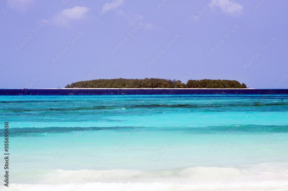 Obraz premium Tropical beach and blue ocean in paradise island