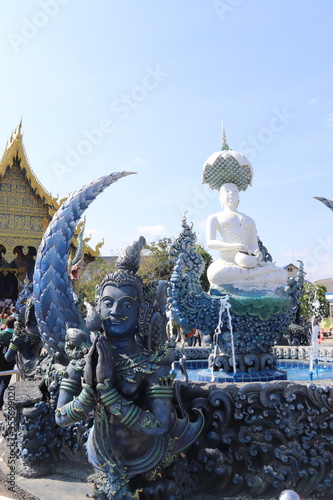 Fontaine du Wat Rong Seua Ten ou temple bleu à Chiang Rai, Thaïlande photo