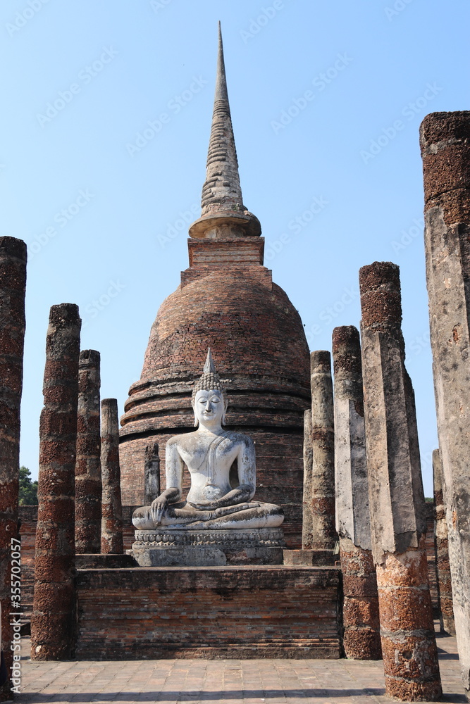 Fototapeta premium Temple du parc historique de Sukhothaï, Thaïlande