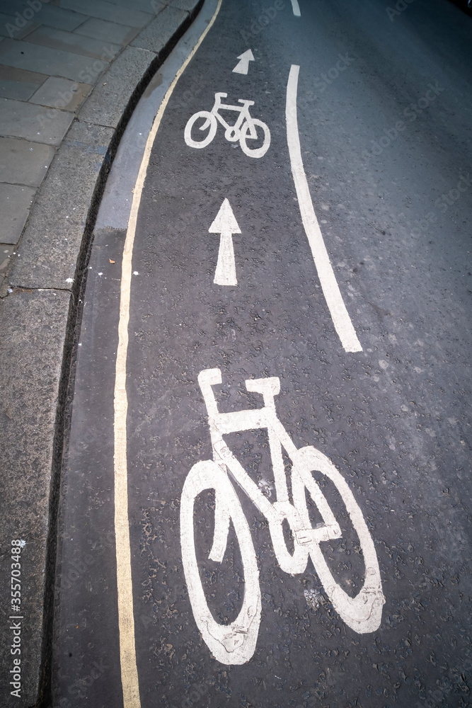 Obraz premium Cycle lane markets in city road