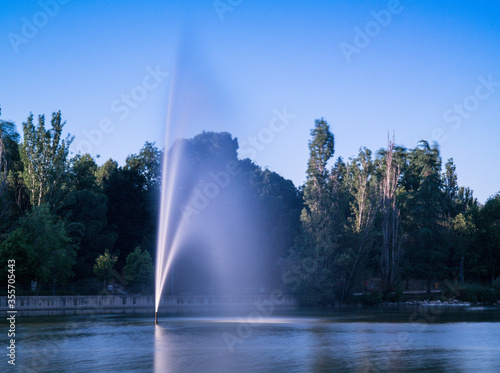 fontanna niebo drzewa światło widok woda