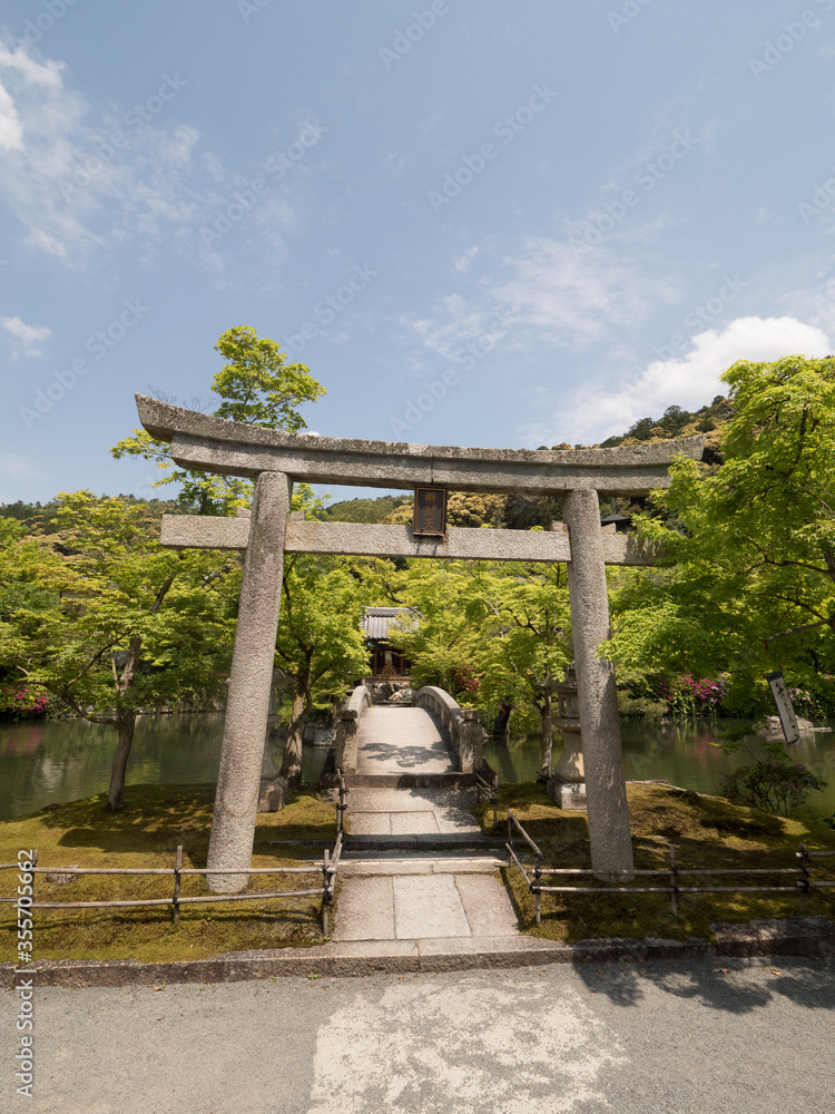 Torii en el Templo Eikando, en Kioto, Japón