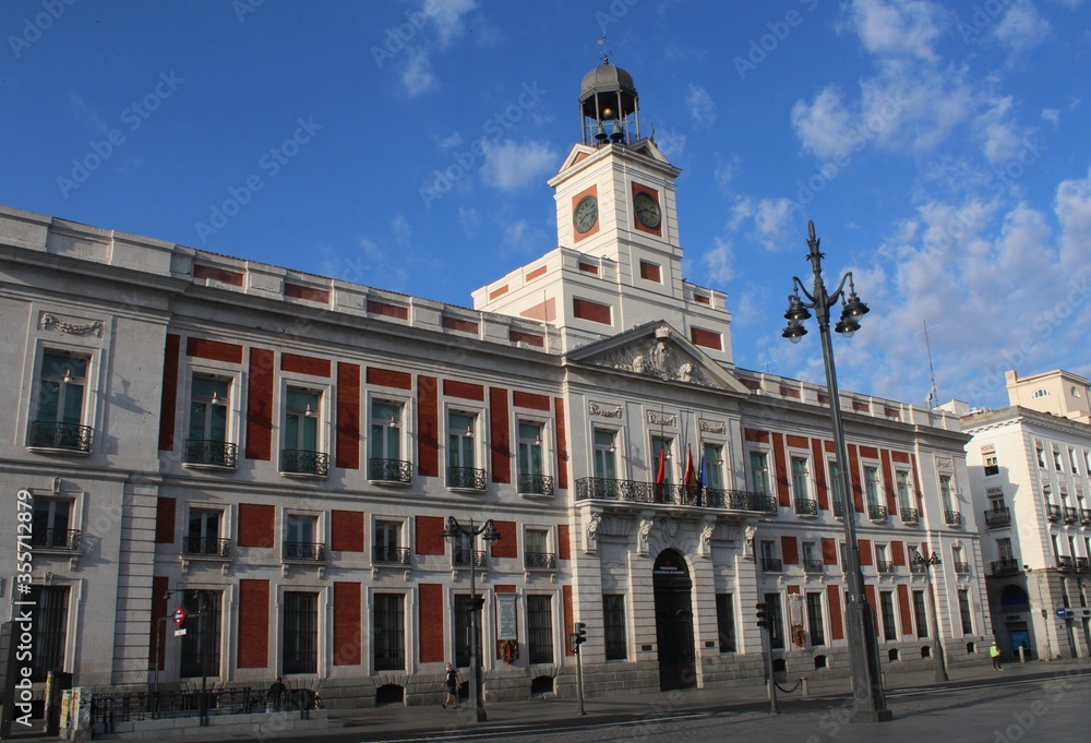 Edificio y Torre del reloj en una plaza del centro de Madrid, Puerta del Sol, España