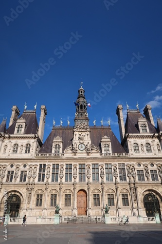 Façade de l’hôtel de ville / mairie de Paris, sous un ciel bleu (France)