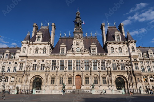 Façade de l’hôtel de ville / mairie de Paris (France)