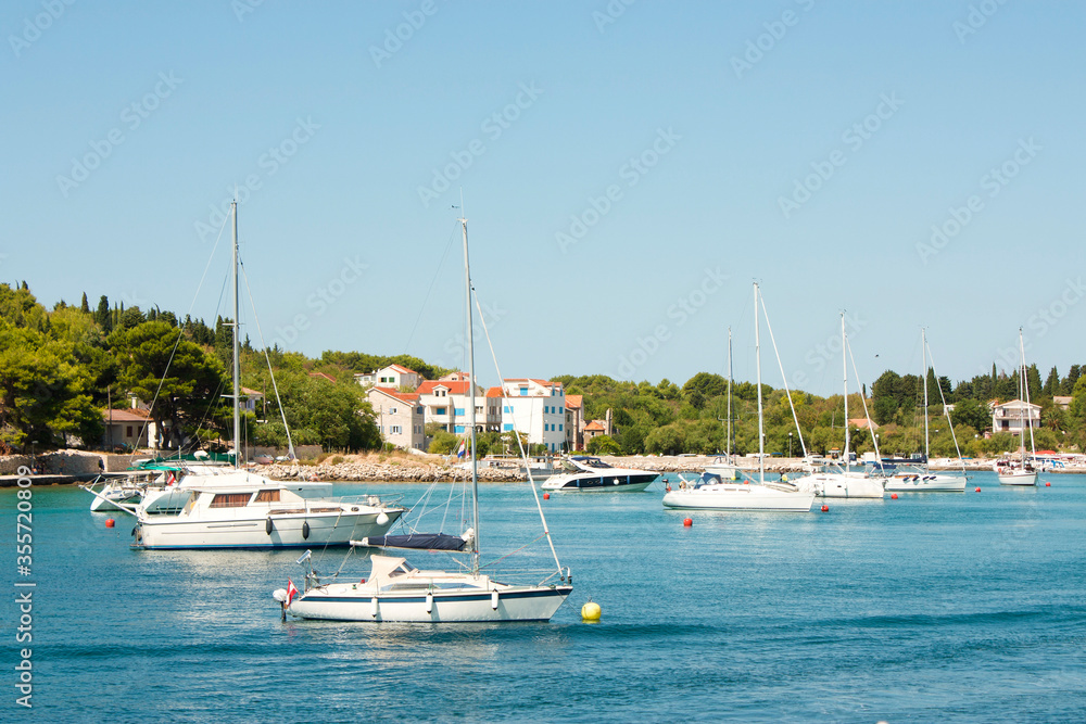 Obraz premium Sailing boats anchored in Prvic island bay