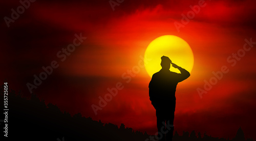 Foto Soldier salute at sunset