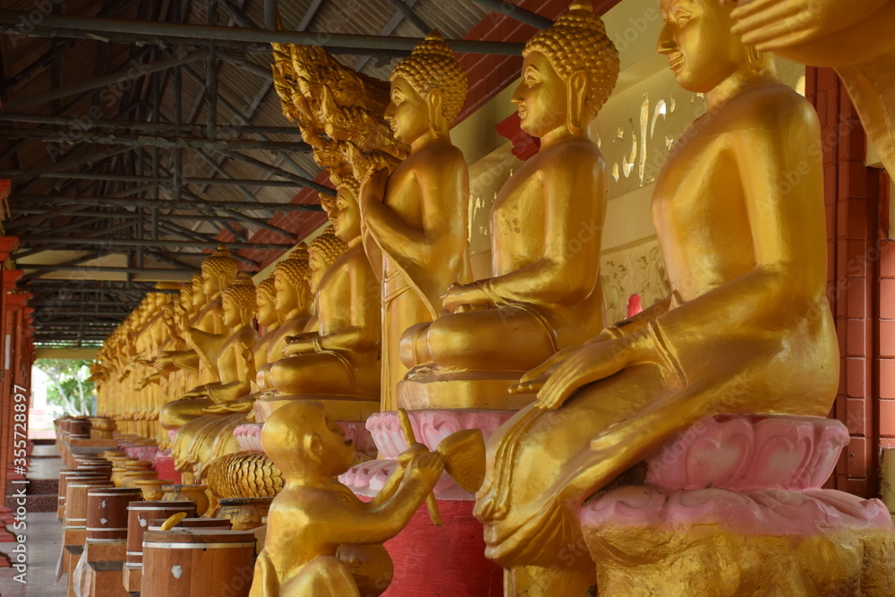 Obraz premium Buddha statues in Thai temples