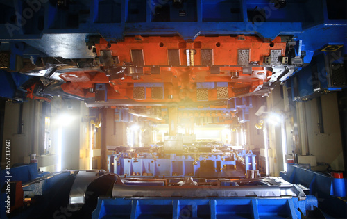 Foto Huge and luxury automotive stamping machine