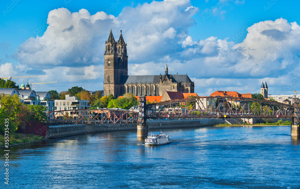 Panoramablick über die Stadt Magdeburg an der Elbe in Sachsen-Anhalt, Deutschland