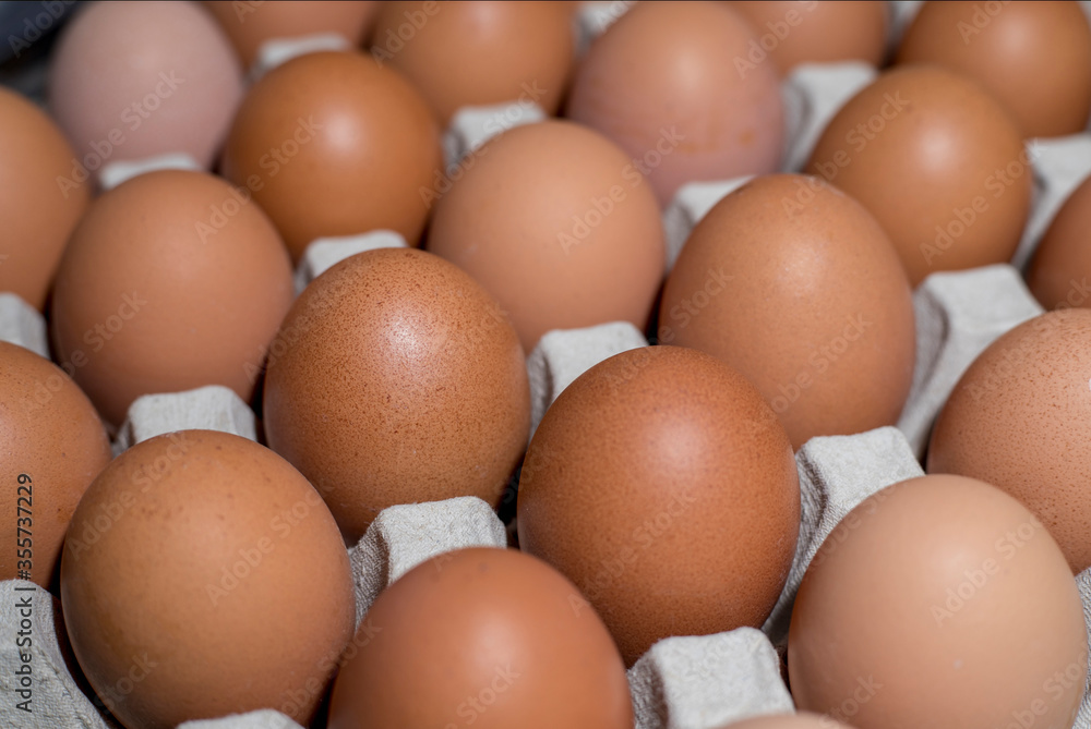 Close-up de huevos colocados en una huevera. Close-up de huevos colocados en una huevera.