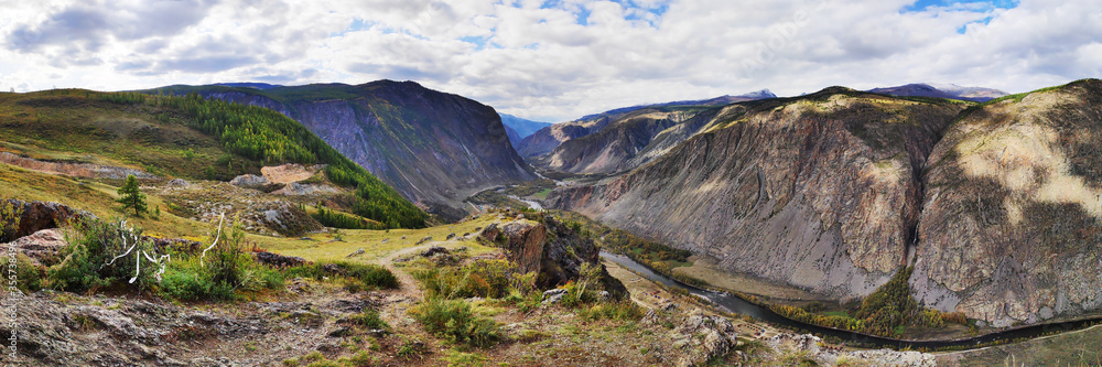 Obraz premium Banner with a view of the Altai mountains, the Chulyshman river, the steep Bank of the katu-Yaryk pass