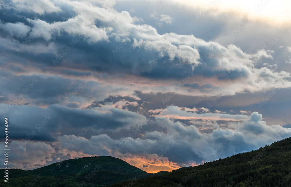 Obraz premium Dramatic sky and clouds in the evening after rain