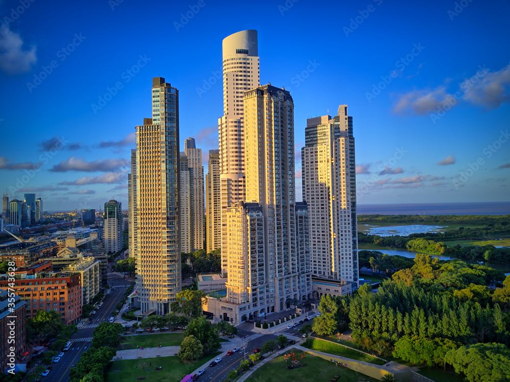 Fototapeta premium Puerto Madero e Puente de La Mujer em Buenos Aires, Argentina. Vista aérea dos prédios e centro comercial.