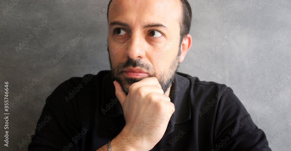 Uomo visibilmente preoccupato - perplesso Uomo visibilmente preoccupato - perplesso