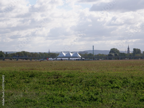 Zirkuszelt auf Feld photo