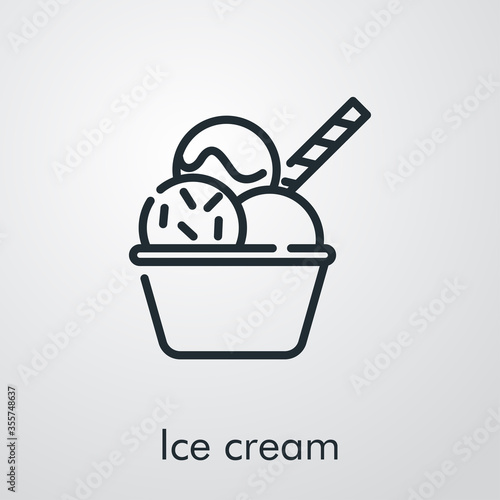Símbolo vaso con 3 bolas de helado con cobertura de toppings y galleta. Icono plano lineal con texto Ice cream en fondo gris