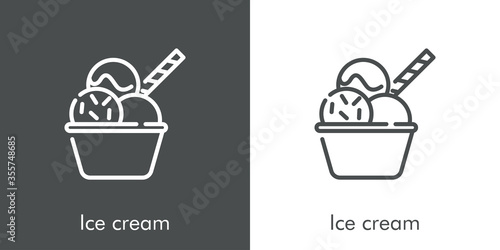 Símbolo vaso con 3 bolas de helado con cobertura de toppings y galleta. Icono plano lineal con texto Ice cream en fondo gris y fondo blanco