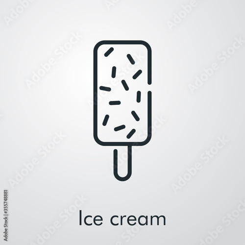 Símbolo helado con paleta de madera y cobertura de toppings. Icono plano lineal con texto Ice cream en fondo gris