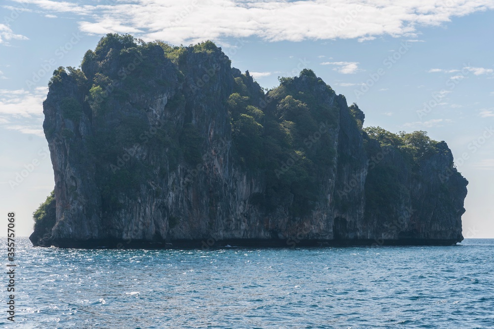 Obraz premium Ferry to Koh Phi Phi Island in Thailand