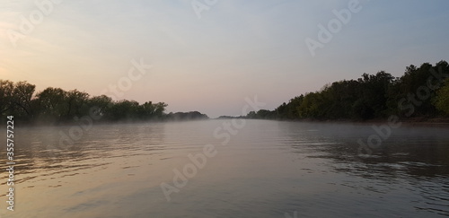 Amanecer en el río