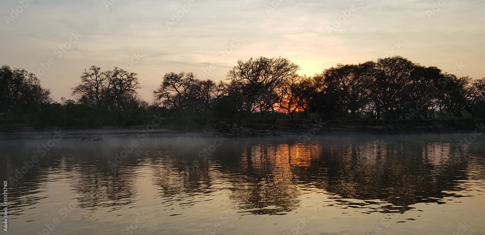 Amanecer en el río Amanecer en el río