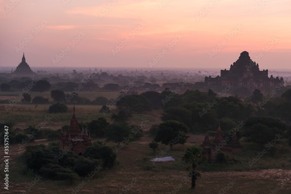 Obraz premium Sunrise Pagodas stupas and temples of Bagan in Myanmar, Burma