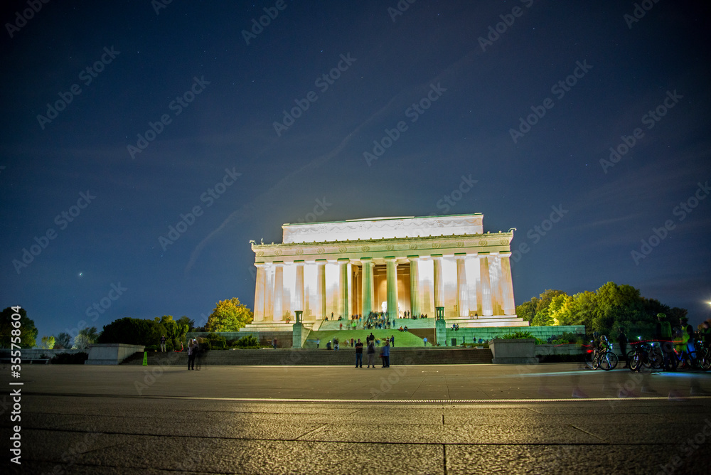 Fototapeta premium Tourists visiting the Lincoln memorial at night