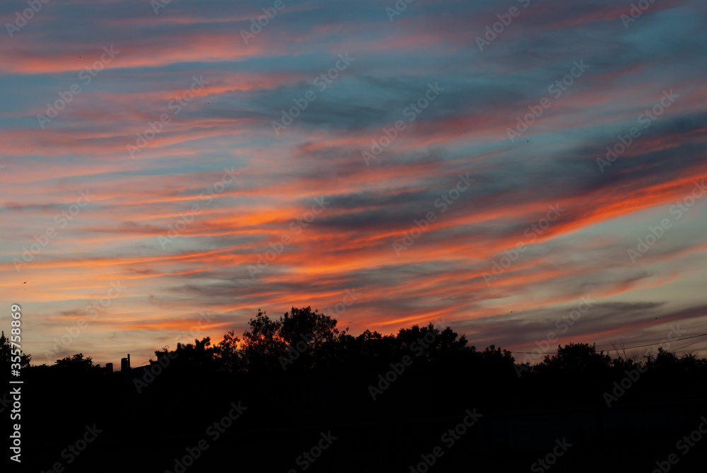 Obraz premium Beautiful sunset, multi-colored clouds in the sky