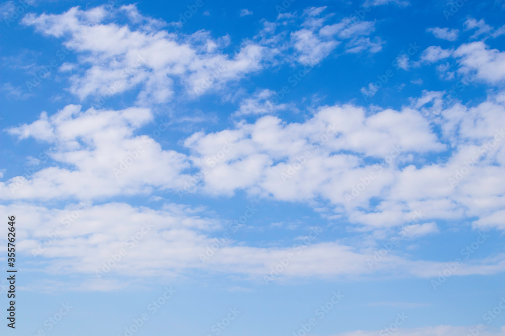 青空を背景に浮かぶ白い雲 青空を背景に浮かぶ白い雲