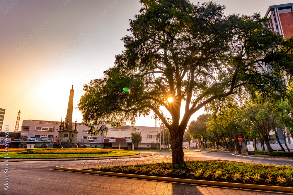 Fototapeta premium Rayos de sol en obelisco