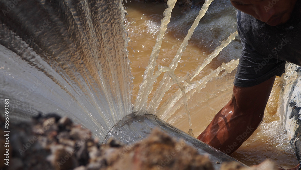 Foto de UPVC main pipeline leaks or burst resulting in water supply