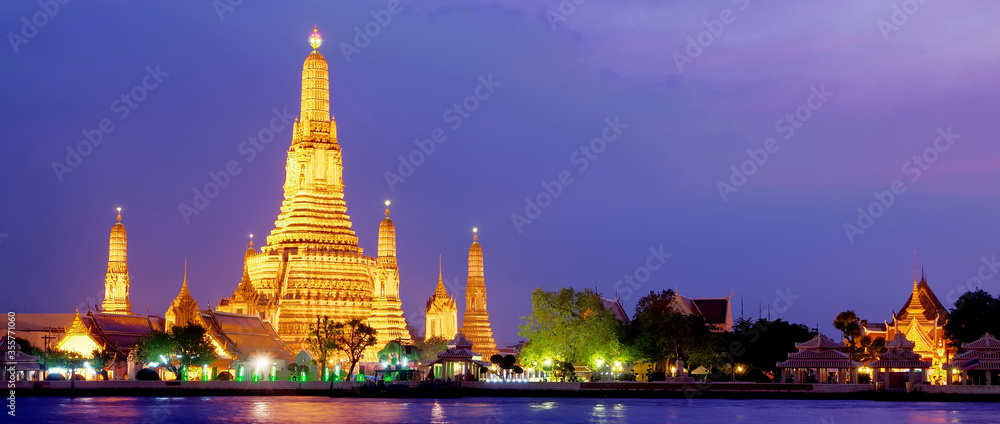 Fototapeta premium A Panoramic of Wat Arun (The Temple of Dawn)