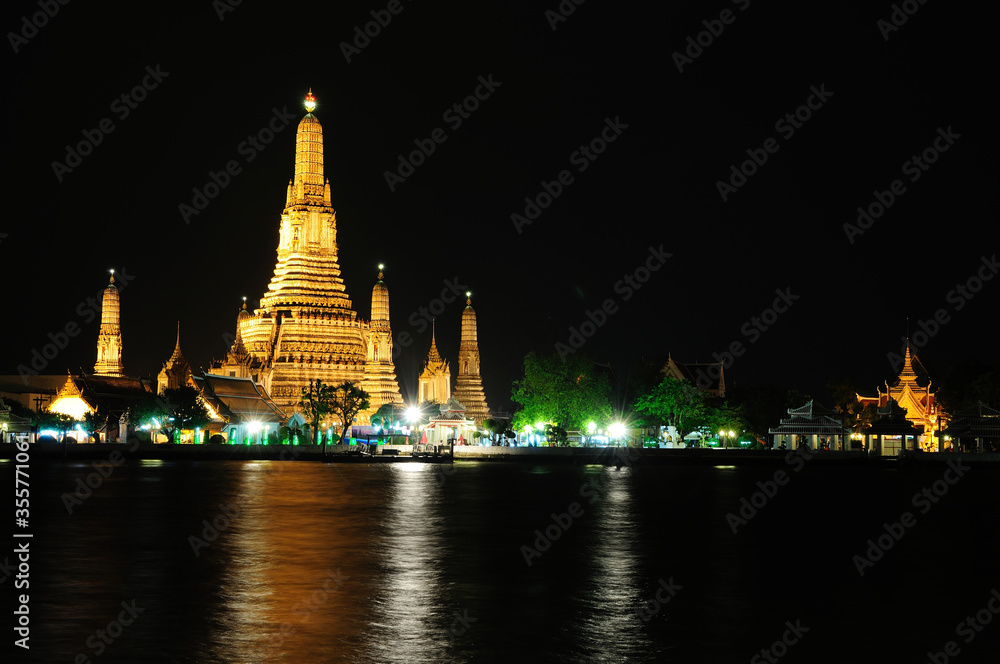 Naklejka premium Wat Arun (The Temple of Dawn)