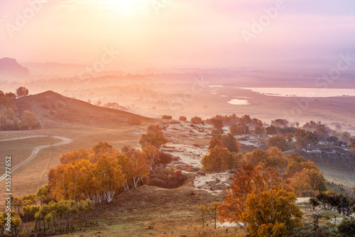 Fotografie Autumn grazing scenery on Bashang Grassland in Wulanbutong
