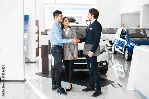 Εκτύπωση καμβά Manager Handshaking With Young Buyers After Successful Deal