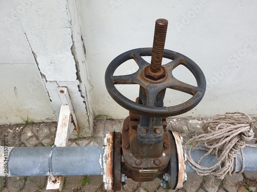 Obraz na płótnie Aged factory valve w salonie