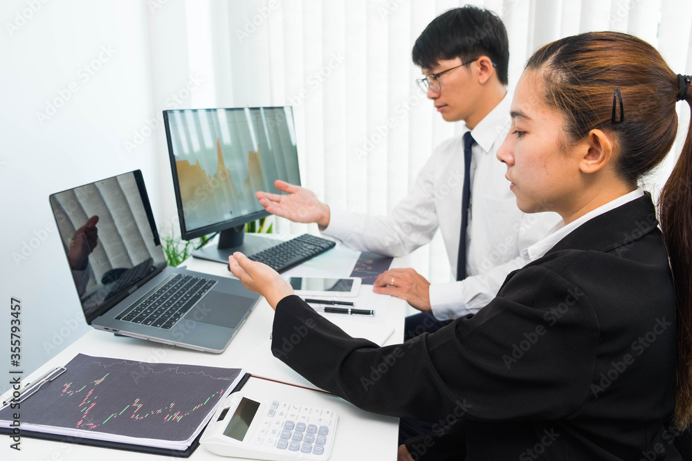 Stock surfers consult investment with online brokers, trading, trading stocks to get business profits. Stock surfers consult investment with online brokers, trading, trading stocks to get business profits.